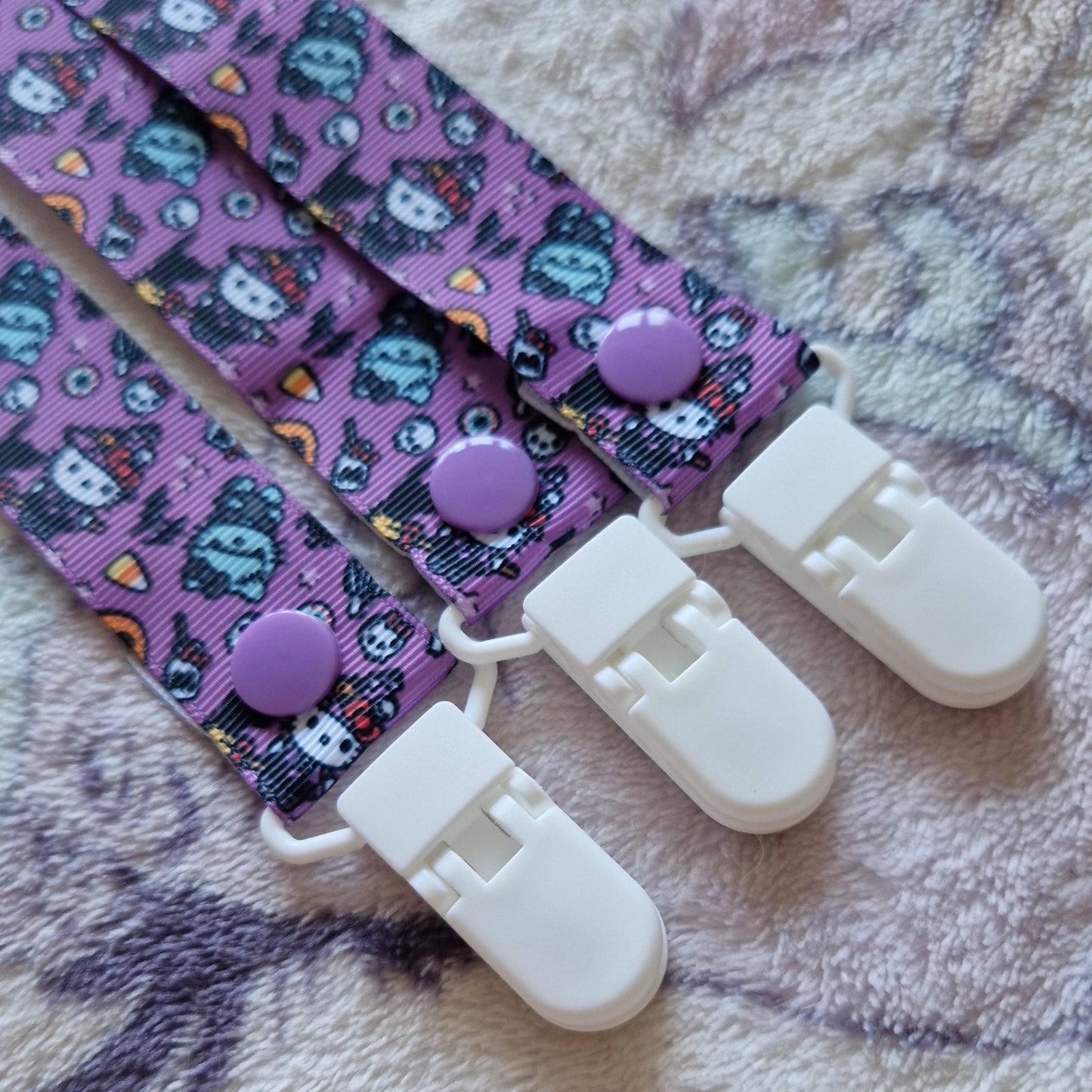 Zombie hello kitty, paci clip